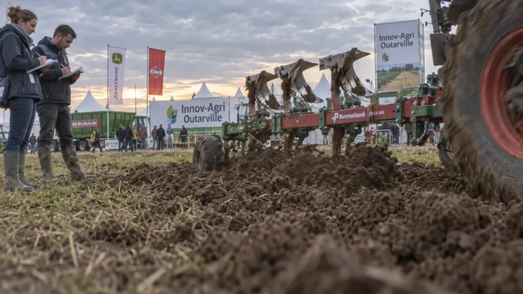 Innov agri outarville : charrue et outils de travail du sol en démonstration, visiteurs en champ