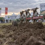 Innov agri outarville : charrue et outils de travail du sol en démonstration, visiteurs en champ