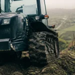 Tracteur chenille sur terrain difficile humide